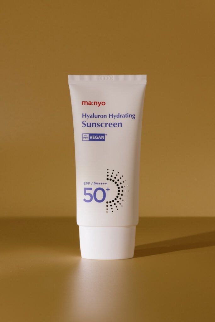 Легкий увлажняющий солнцезащитный крем Manyo Hyaluron Hydrating Sunscreen 50ml