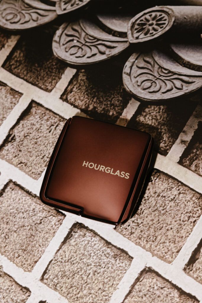 Подсвечивающая пудра для лица в тревел - формате HOURGLASS Mini Ambient Lighting Powder [Dim Light] 1,4g