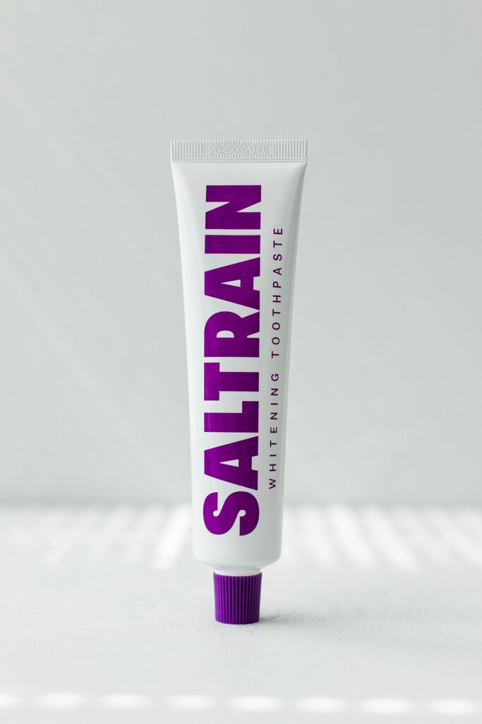 Отбеливающая зубная паста с перекисью водорода для свежего дыхания SALTRAIN Purple Clean Breath Toothpaste 80g 
