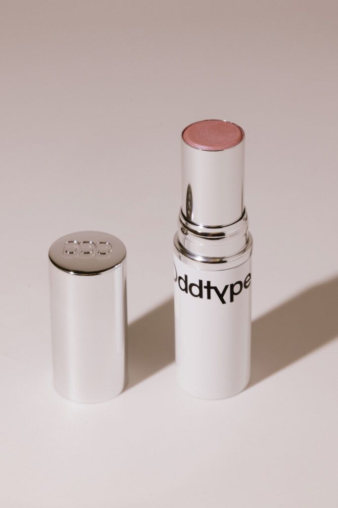Хайлайтер с нежным сияющим финишем ODDTYPE Unveiled Skin Highlighter [653 Day Dream] 11g