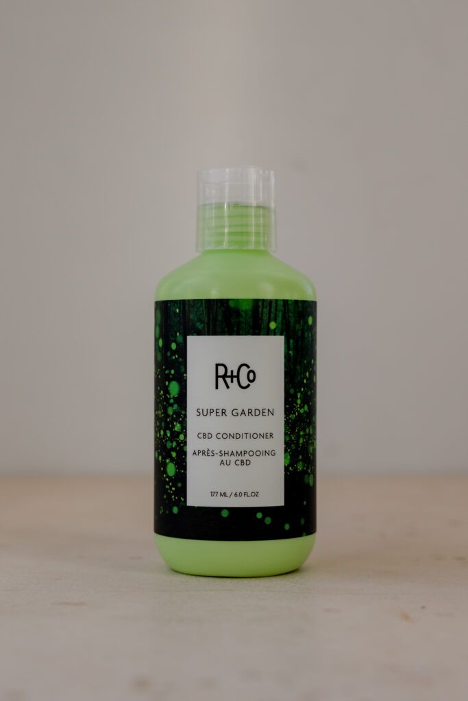 BU// R+Co SUPER GARDEN CBD CONDITIONER Дивный сад успокаивающий кондиционер 177 ml
