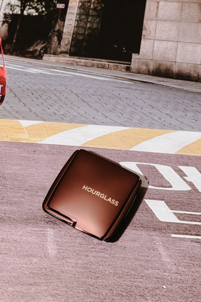 Подсвечивающая пудра для лица в тревел - формате [Luminous Light] HOURGLASS Mini Ambient Lighting Powder 1,4g