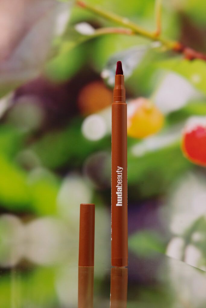 Стойкий карандаш - тинт для губ huda beauty Lip Contour Lip Stain for 12-Hour Wear [Warm Brown] 1ml
