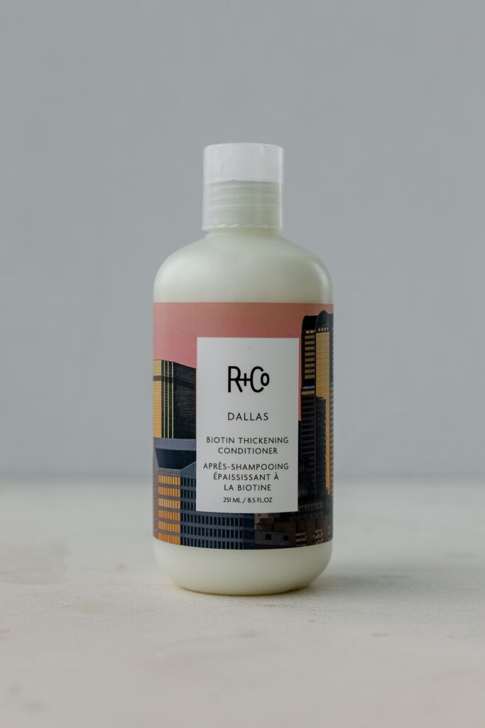 BU// ДАЛЛАС кондиционер с биотином для объема R+Co DALLAS Biotin Thickening Conditioner 251ml