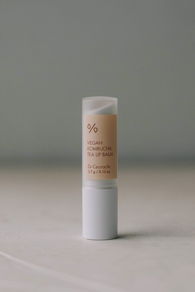 

Заживляющий, питательный бальзам для губ Dr. Ceuracle Vegan Kombucha Tea Lip Balm 3,7g