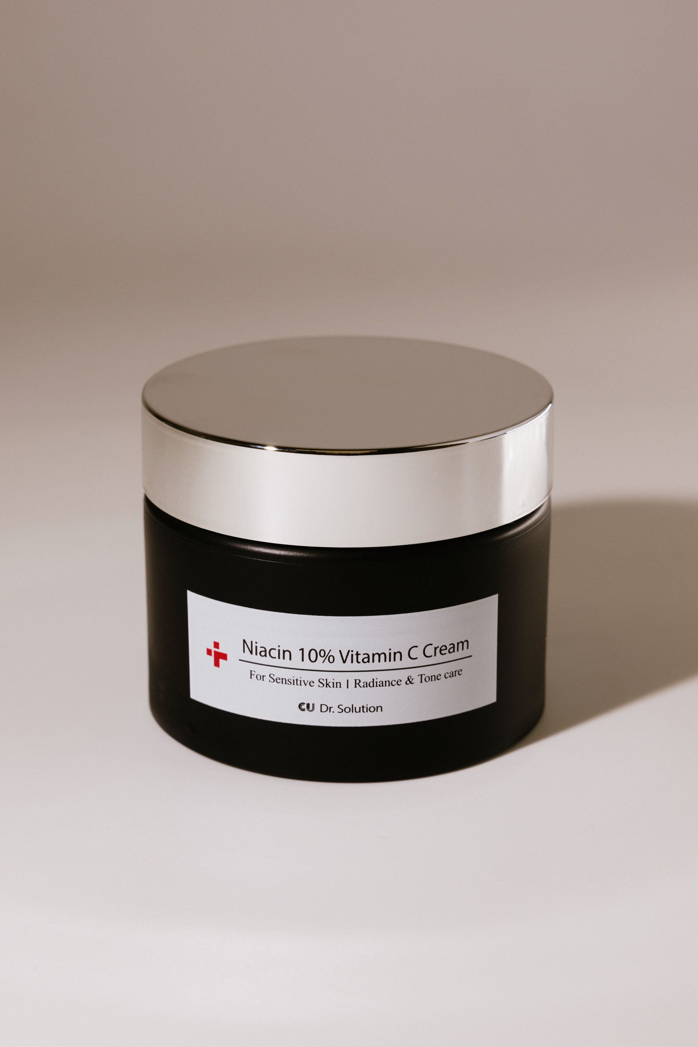 

Обновляющий крем с ниацинамидом 10% и витамином С CU Dr. Solution Niacin 10% Vitamin C Cream 50g